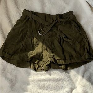 Paper bag flowy arm green shorts (small)